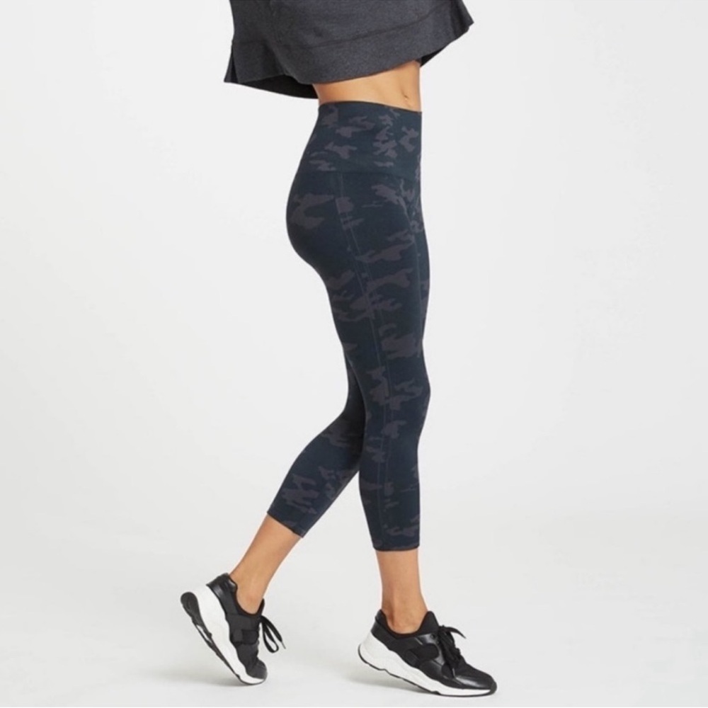 SPANX 20099R Black Camo Cropped Lamn Leggings